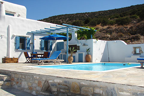 Une maison avec une piscine à Paros